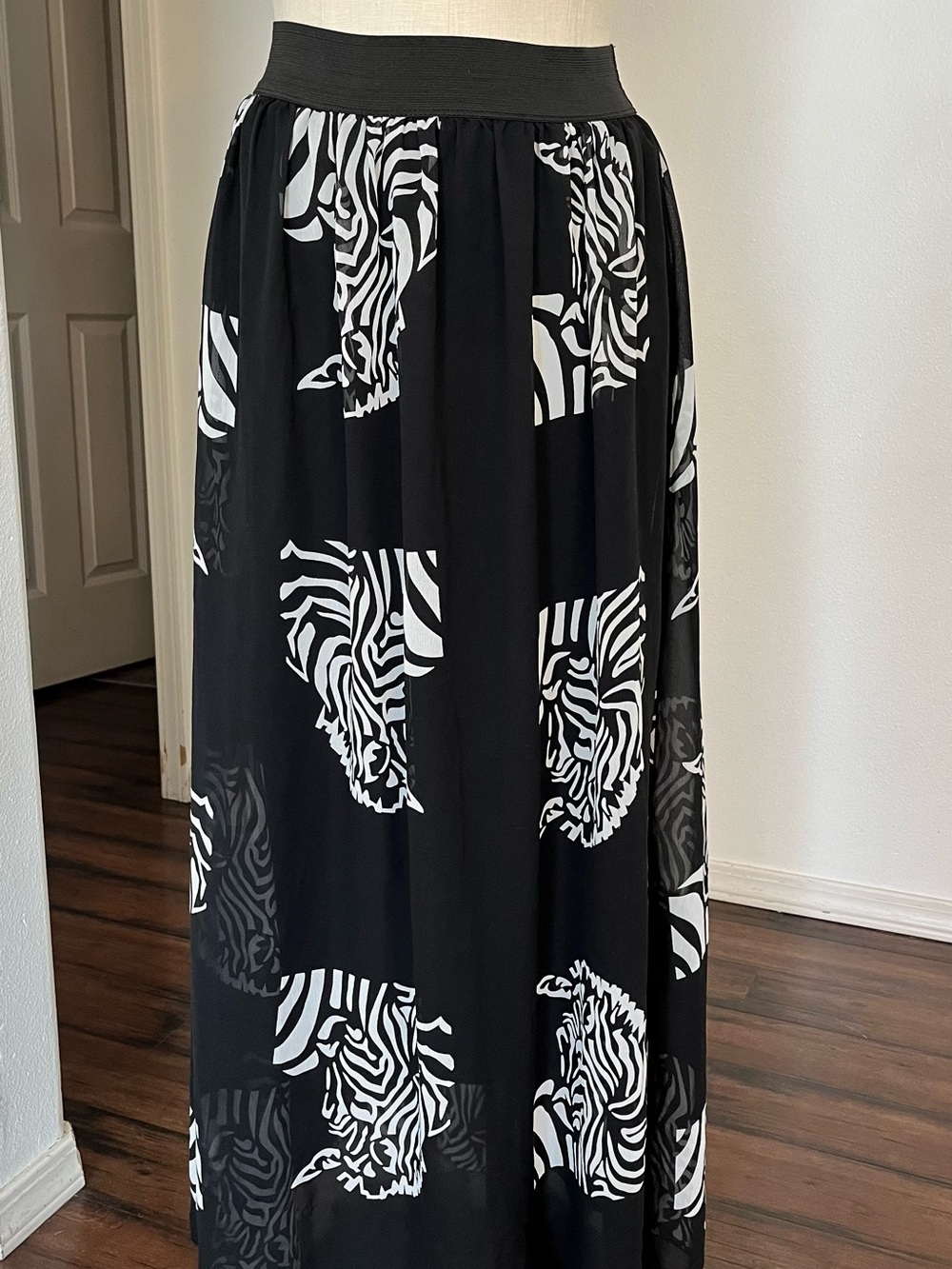 Black & White Zebra-Print Maxi Skirt with Elastic Waistband